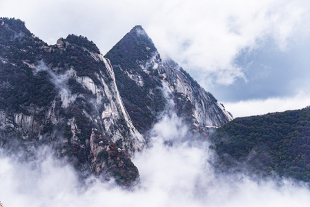 华山。中国最高的五座圣山, 被称为 西山, 以陡峭的小路令人叹为观止的悬崖狭窄的通道和壮观的风景而闻名