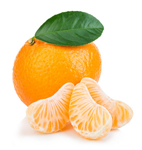 与叶特写白色背景上的成熟普通话。橘橙与叶白色背景上