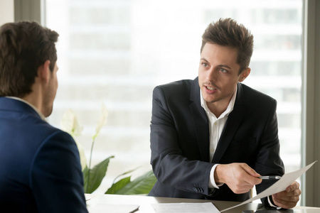财务顾问咨询的商人,讨论合同照片