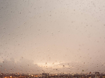 城市景观和 windows 的雨滴