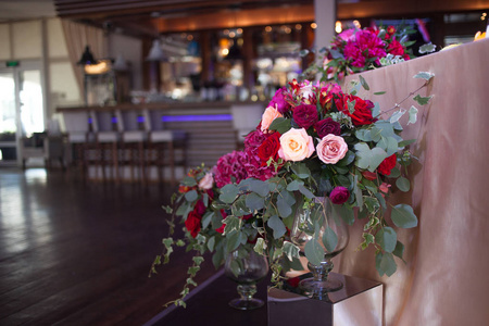 婚礼的装饰。在餐厅里，红色的花表设置