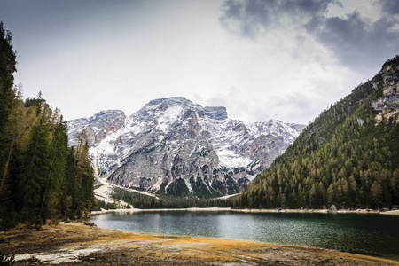 春天看 Lago Braies，Pragser 看到白云岩，湖山