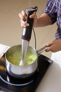 手用食物搅拌机制作豌豆汤