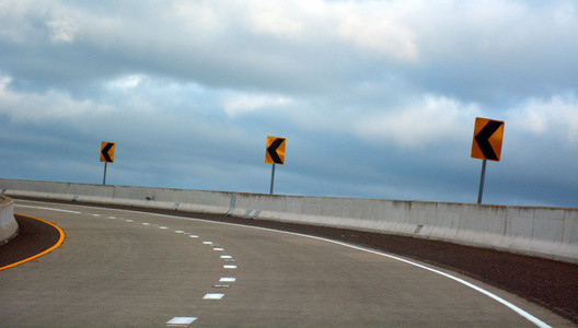 危险的道路曲线左转