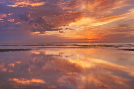荷兰特塞尔岛海滩夕阳思考