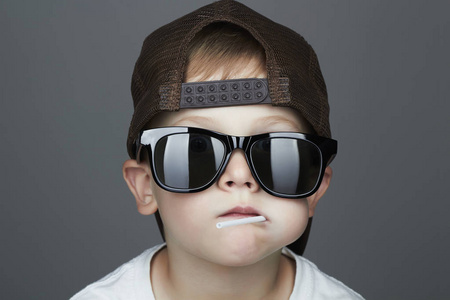 小孩棒棒糖有趣的小孩棒棒糖照片