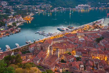 黑山.1 2017年8月。Kotor 湾和老城的顶部视图。欧洲.黑山