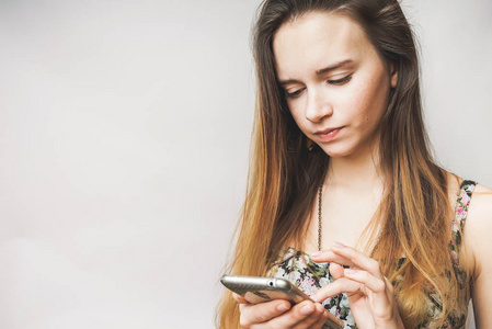 年轻的女人正看在智能手机 发短信，长长的头发