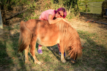 小马的女人图片