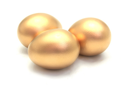 在白色背景上的金黄色的蛋