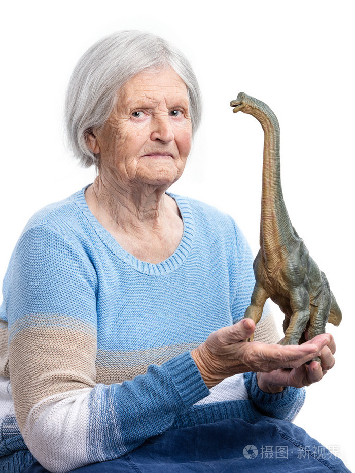 高级的女人抱着一个玩具恐龙