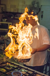 厨师 Flambeing 牛肉