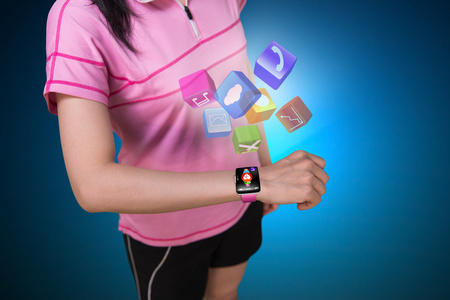 运动女性穿着带有彩色应用程序的触摸屏智能手表
