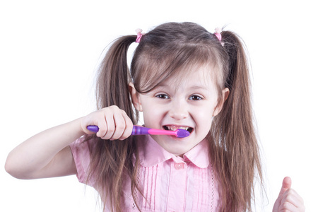 有趣的孩子清洁牙齿隔离在白色背景上