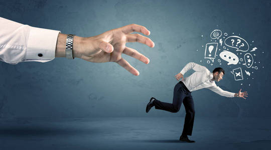 一只大手从运行的业务人照片