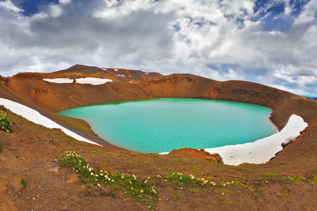 死火山在一座死火山的火山口湖照片