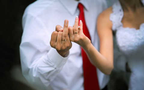 新婚的手指上的结婚戒指