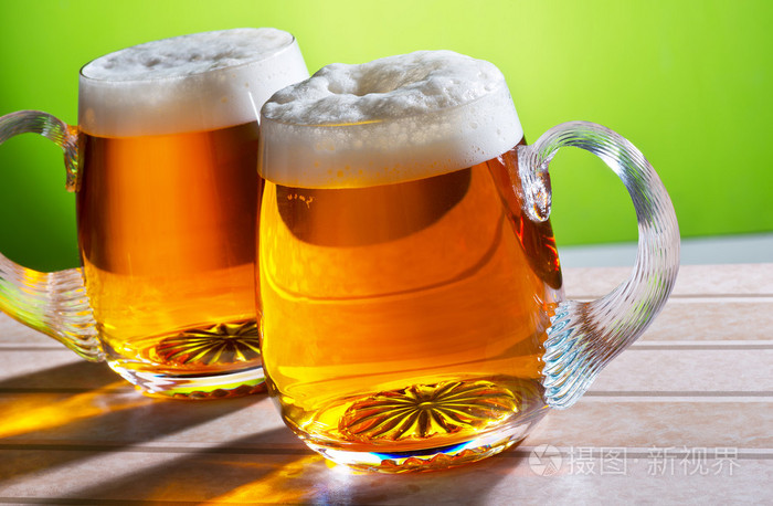 在桌子上的两瓶啤酒