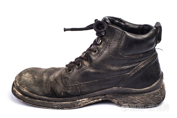 在白色背景上的旧脏靴子