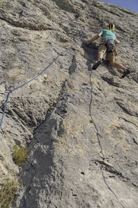 攀岩者提升具有挑战性的悬崖。极限运动 climbi