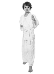 白色的柔道服做武术上孤立的年轻亚洲男孩