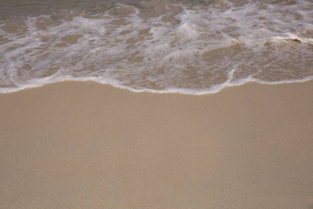 软波的蓝色的海洋，在沙滩上。背景