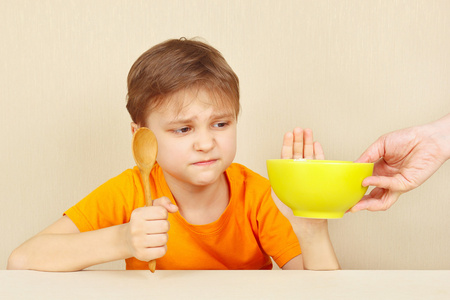 小不满的男孩不想吃粥挑剔的孩子与鸡肉三明治小可爱金发男孩拒绝吃粥