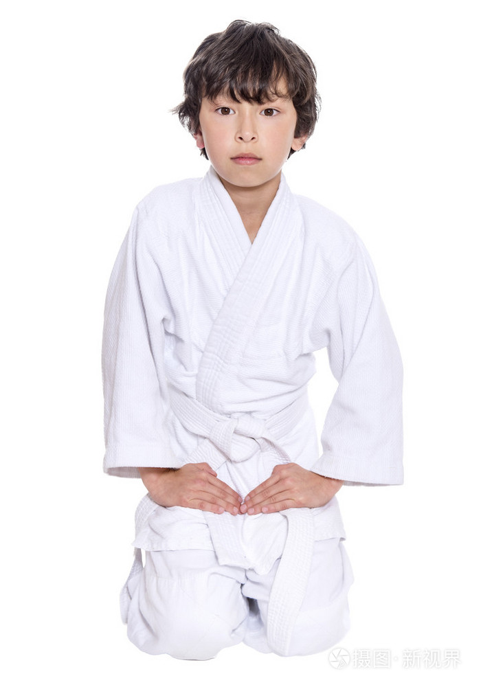 白色的柔道服做武术上孤立的年轻亚洲男孩