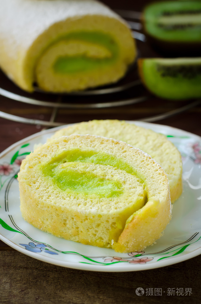 卷与猕猴桃奶油蛋糕食品照片-正版商用图片0djv96-摄图新视界