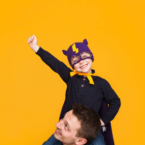 父亲肩膀孩子图片