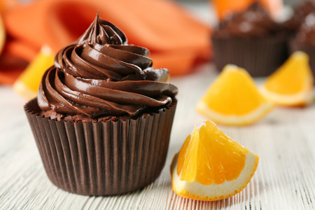 巧克力蛋糕配橙色在桌子上