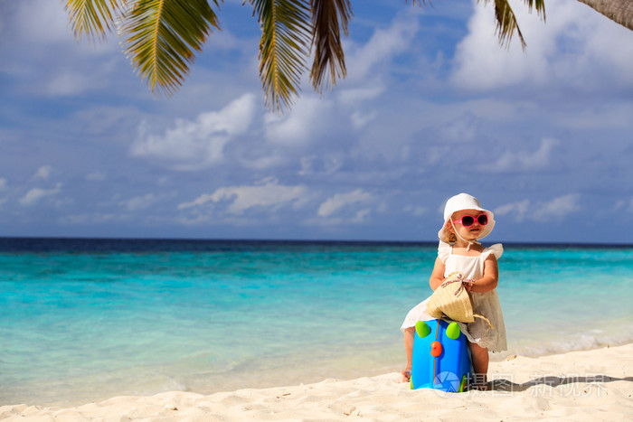 可爱的小女孩在夏天海滩上旅行