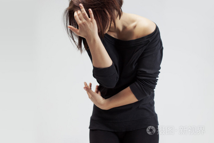 伤心的女孩捂脸与手的特写肖像