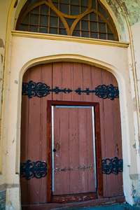 美丽的木质门与镂空装饰和锁。Russia.SaintPetersburg.Peterhof