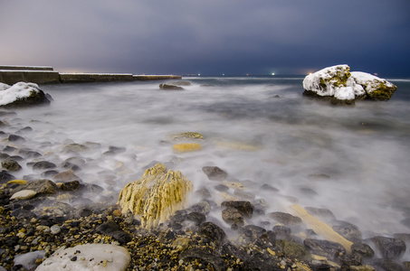 夜幕下的海与岩石