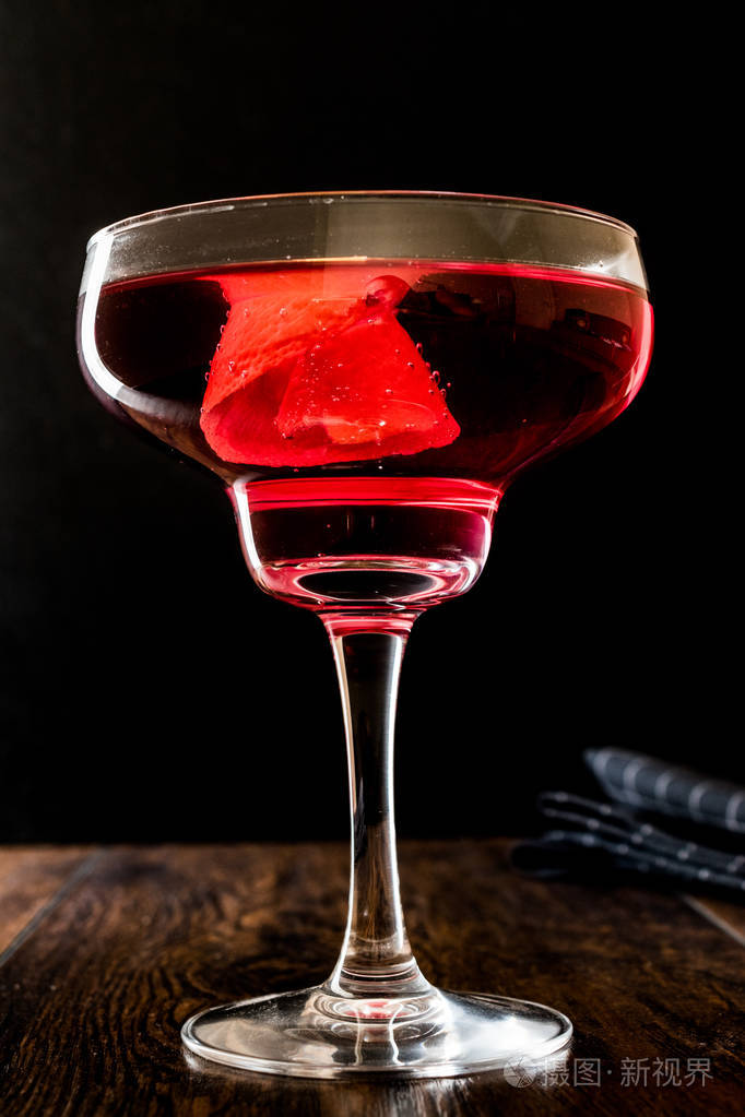 花花公子鸡尾酒与柠檬皮