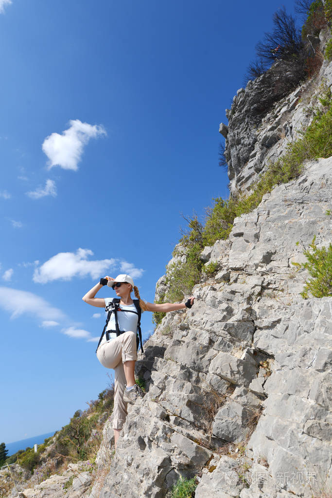 女子爬上山腰到顶部