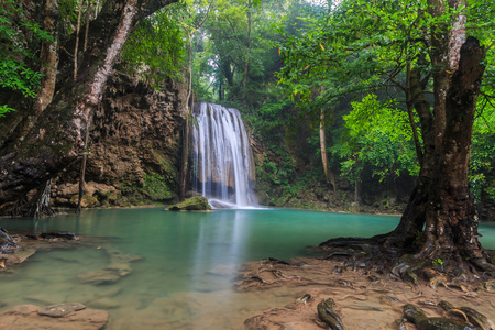在泰国的北碧府的瀑布