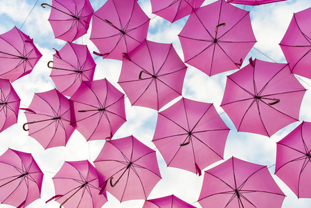 粉红色的雨伞，在天空中