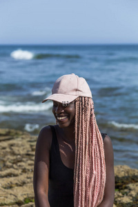 年轻的女孩，在一套泳衣黑色和粉红色的长 pigtai 帽