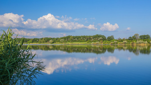 平静美丽的农村风景与湖