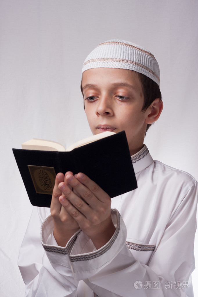 孩子在阿拉伯语的衣服
