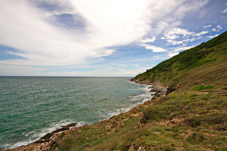 与蓝夏一波壮观的大海。夏季海面背景