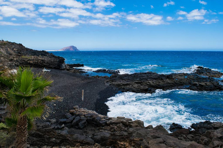 黑砂火山在西班牙加那利群岛的特内里费岛的海滩