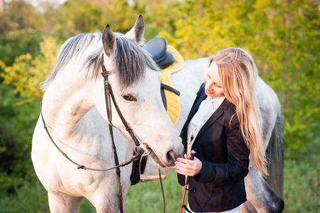 一个女孩和一匹马