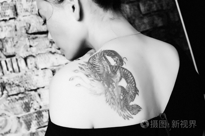 龙凤凰纹身女孩的背上