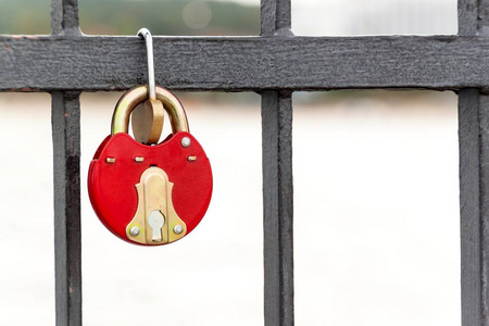 锁定作为永恒爱情的象征。在波罗地海码头的栏杆上的金属锁