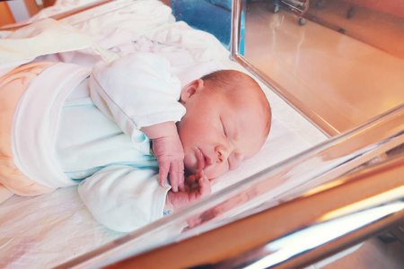 新生婴儿分娩后的第一天的生活