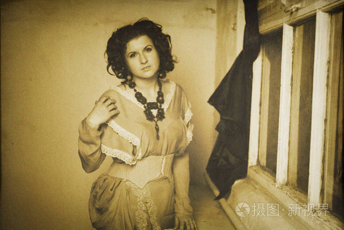 卷曲的黑发,棕褐色效果复古风格的照片照片-正版商用图片0dkeav-摄图