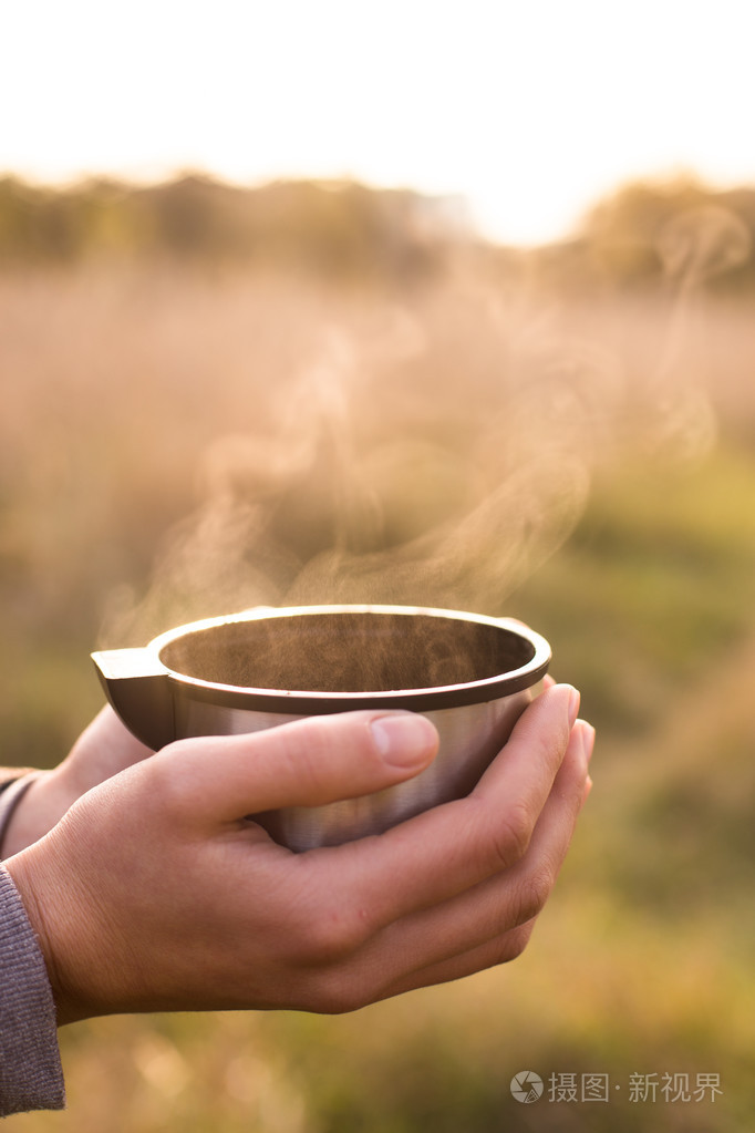 在手中的保温杯